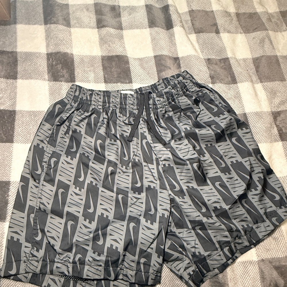 Nike Men's Black and Gray Graphic Athletic Shorts
